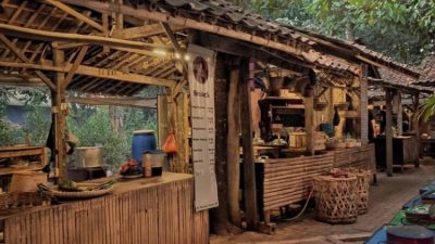 WARUNG INSTAGRAMMABLE BERLOKASI DI TENGAH MAKAM ADA DI BANTEN