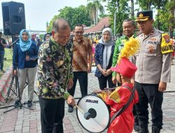 Pj. BUPATI JOMBANG MEMBUKA GRAND FINAL FESTIVAL DRUM BAND TINGKAT TK DAN PAUD DALAM RANGKA HARI JADI KABUPATEN JOMBANG KE-113