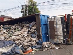 Truk Muatan Arang Terguling di Perlintasan Kereta Api Jombang