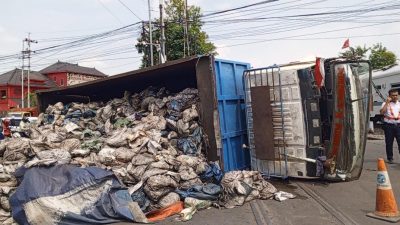 Truk Muatan Arang Terguling di Perlintasan Kereta Api Jombang