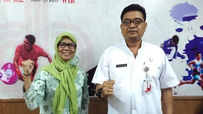 Foto: Huriyah Indradewa bersama Bapak Tomi Ari Sudewo.