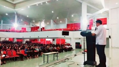 Foto: Ketua KPU Manado, Ferley Kaparang, saat menghadiri pelantikan KPPS Kecamatan Malalayang di Auditorium Unsrat Manado.