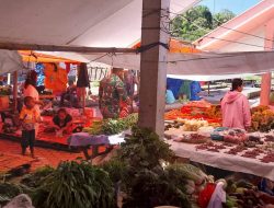Babinsa Koramil 02/Amanuban Tengah Monitoring Perkembangan Harga Bahan Pokok di Pasar Tradisional Niki-Niki