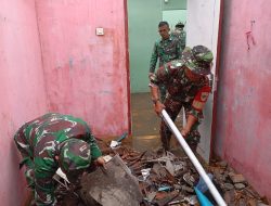 Paska Angin Puting Beliung, Koramil 2402/Cicalengka Kodim 0624/Kab. Bandung Gotong Royong Bersama Masyarakat Bersihkan Puing-Puing Reruntuhan
