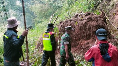 Longsor di Banjar Wangi Garut Menutup Akses Jalan Vital