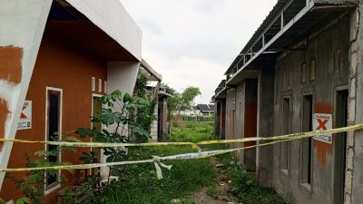 Proyek Rumah Kos di Gresik Mangkrak dan Disegel Satpol PP