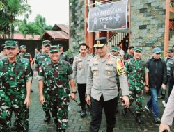 KAPOLDA SULUT MENGUNJUNGI SEJUMLAH TPS DI DAERAH UNTUK PASTIKAN PELAKSANAAN PENCOBLOSAN BERJALAN AMAN DAN TERTIB