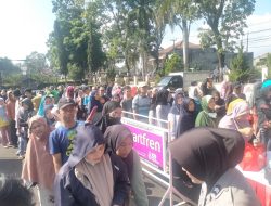 Ringankan Beban Masyarakat Polres Garut Gelar Pasar Sembako Murah dan Bakti Kesehatan Gratis