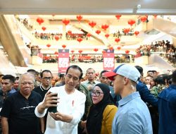 Antusiasme Warga Saat Presiden Jokowi Mengunjungi Mal di Kota Manado