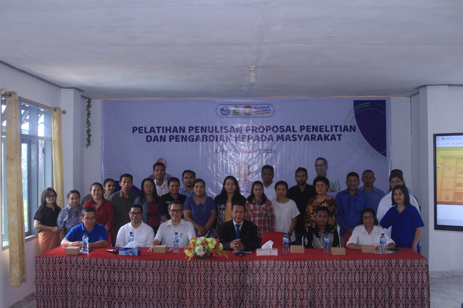 Foto bersama kegiatan Pelatihan Penulisan Proposal Penelitian dan Pengabdian kepada Masyarakat.