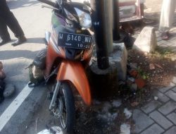 DIDUGA MENGANTUK PENGENDARA MOTOR MENABRAK TIANG LAMPU JALAN
