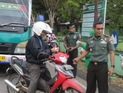 SELAMA BULAN RAMADHAN, KODIM/1621 TTS BERBAGI TAKJIL KEPADA MASYARAKAT