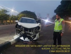 Anggota Sat Lantas Polsek Jatinangor Polres Sumedang Tinjau TKP Laka Tunggal