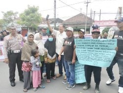 KEBANJIRAN TERUS DAN TANAHNYA TERGERUS SUNGAI, WARGA KEBONDALEM MOJOAGUNG DEMO DPRD JOMBANG
