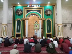ANGGOTA KODIM 1621/TTS BERIKAN TAUSIYAH DI MALAM KE-4 BULAN RAMADHAN