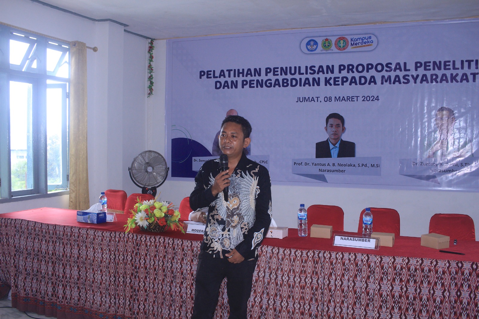 Prof. Dr. Yantus A. B Neolaka, S.Pd.,M.Si saat sedang memaparkan materi Pelatihan Penulisan Proposal Penelitian dan Pengabdian Kepada Masyarakat.
