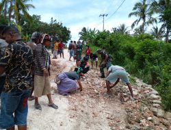JALAN RUSAK AKIBAT LONGSOR, BABINSA 02/AMANUBAN TENGAH BERSAMA MASYARAKAT LAKSANAKAN GOTONG ROYONG PERBAIKI JALAN
