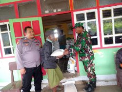 BABINSA KORAMIL 03/MOLLO UTARA DAMPINGI PENYALURAN BERAS DI DESA FATUMNASI