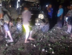 Terjebak Banjir, Offroader Asal Kupang Dievakuasi oleh Babinsa dan Warga