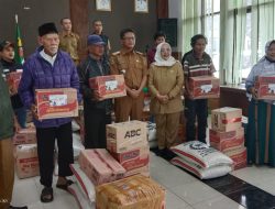 H Cucu Hidayat Camat Cicalengka Salurkan Bantuan Permakanan Bagi Lanjut Usia Terlantar di Gedung Aula Kecamatan Cicalengka