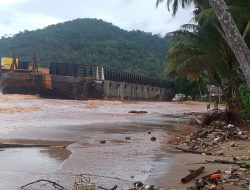 Dihantam Badai, Sebuah Kapal Tongkang Diduga Milik PT GMS Terdampar di Pantai Ulusawa