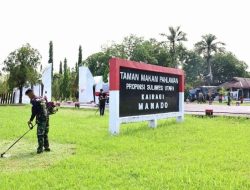 PARA PERSONEL LANUD SAM RATULANGI GOTONG ROYONG MEMBERSIHKAN TMP KAIRAGI
