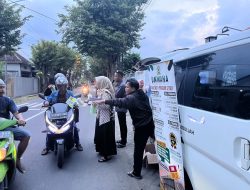 SEMARAKKAN RAMADAN, KAMPUS UNWAHA JOMBANG BAGIKAN RATUSAN PAKET TAKJIL GRATIS
