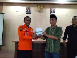 BPBD Kabupaten Bandung Serahkan Bantuan Bencana Angin Puting Beliung Secara Simbolis di Aula Desa Panenjoan