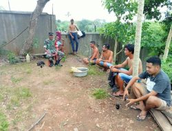 CEGAH KENAKALAN REMAJA, BABINSA SERTU BARNABAS KOMUNIKASI SOSIAL DENGAN PEMUDA DI WILAYAH BINAAN