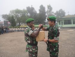 LEPAS CUTI LEBARAN, DANDIM 1621/TTS BAGI BINGKISAN LEBARAN KEPADA PERSONIL TNI DAN PNS
