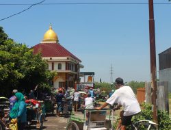 H. WARSUBI, S.H. M.Si DAN AGUNG WICAKSONO SEKELUARGA MEMBAGIKAN SHODAQOH SEBANYAK 77.000 PAKET PADA TUKANG BECAK SE-KABUPATEN JOMBANG