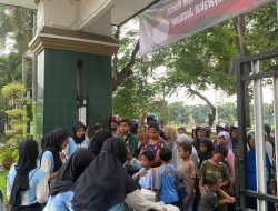 OSIS SMPN 2 JOMBANG ADAKAN BAGI TAKJIL DAN BUKA BERSAMA