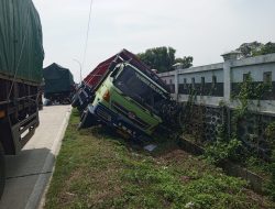 HINDARI ADU BANTENG DENGAN BUS, SOPIR TRUK BANTING KEMUDI HINGGA TERGULING