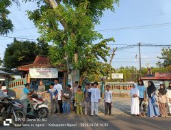 Siswa SD di Ngrambe Bagi Takjil ke Pengguna Jalan Raya