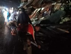 DANRAMIL KAPTEN INF GUNAWAN BERSAMA ANGGOTA PANTAU LOKASI TANAH LONGSOR DI DESA NOBI-NOBI NTT