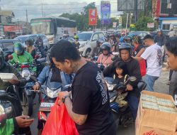 Komunitas Sugar Glider Makassar Turun ke Jalan Bagi Takjil