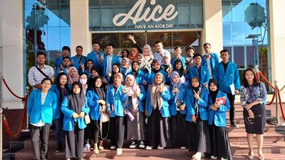 Foto: Mahasiswa didepan Gedung Utama PT. AICE ICE CREAM JATIM INDUSTRI NGORO MOJOKERTO.