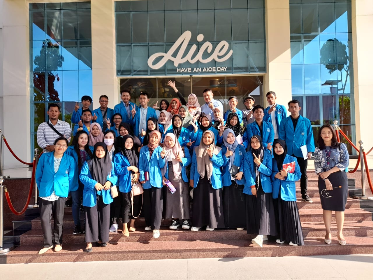 Foto: Mahasiswa didepan Gedung Utama PT. AICE ICE CREAM JATIM INDUSTRI NGORO MOJOKERTO.