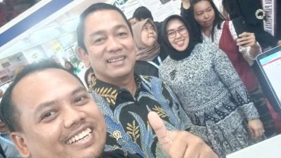 Foto: Wartawan SO bersama Kepala LKPP Hendrar Prihadi.