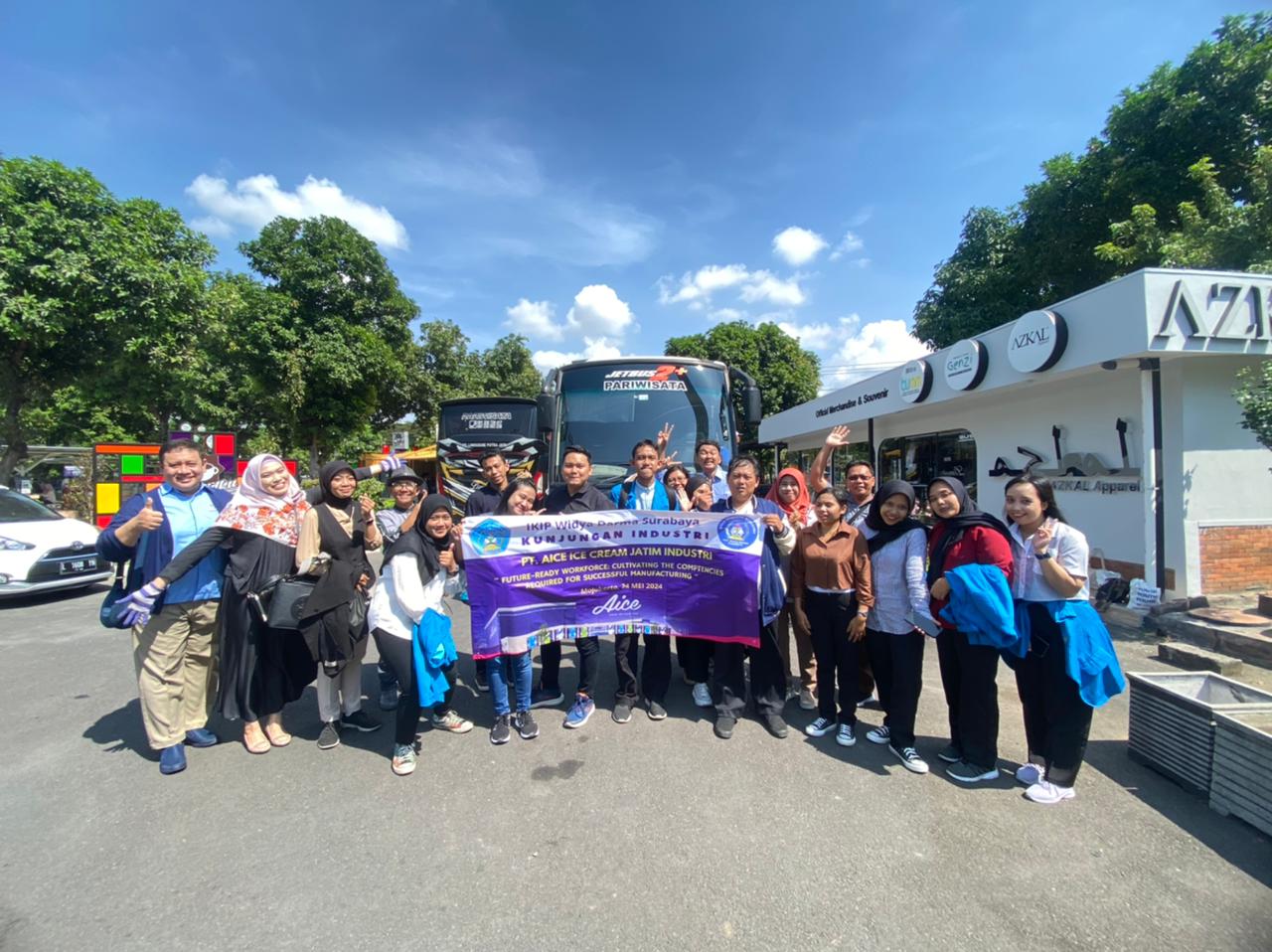 Foto bersama Mahasiswa IKIP WIDYA DARMA SURABAYA sebelum berangkat.