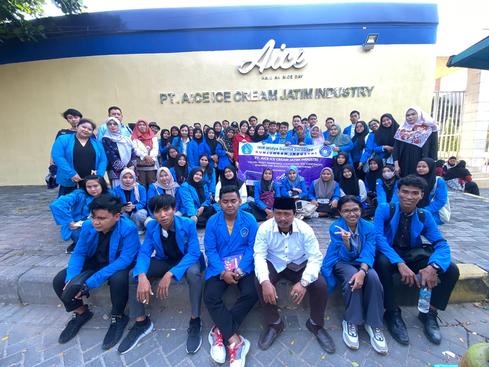 Foto: Gabungan Mahasiswa IKIP WIDYA DARMA SURABAYA dan MADURA di depan Pabrik Aice.