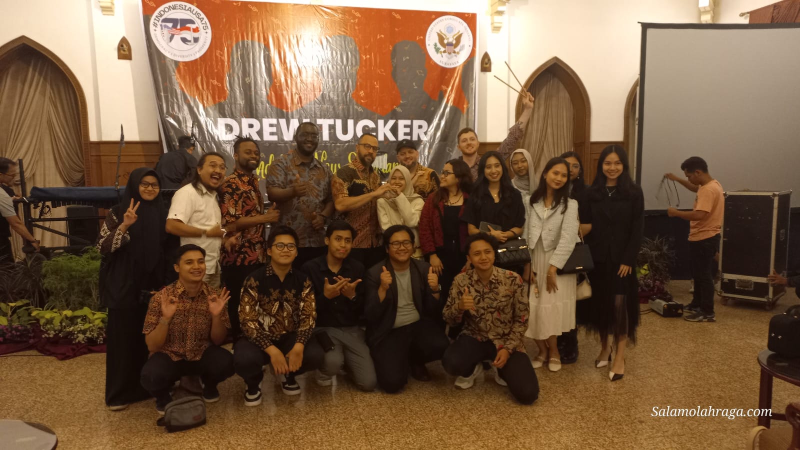 Foto: Para Alumni Program Pertukaran Amerika setelah konser Drew Tucker and The New Standard.
