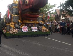 Ibu Iriana Jokowi Ikuti Parade Budaya HUT Dekranas dan HKG di Solo