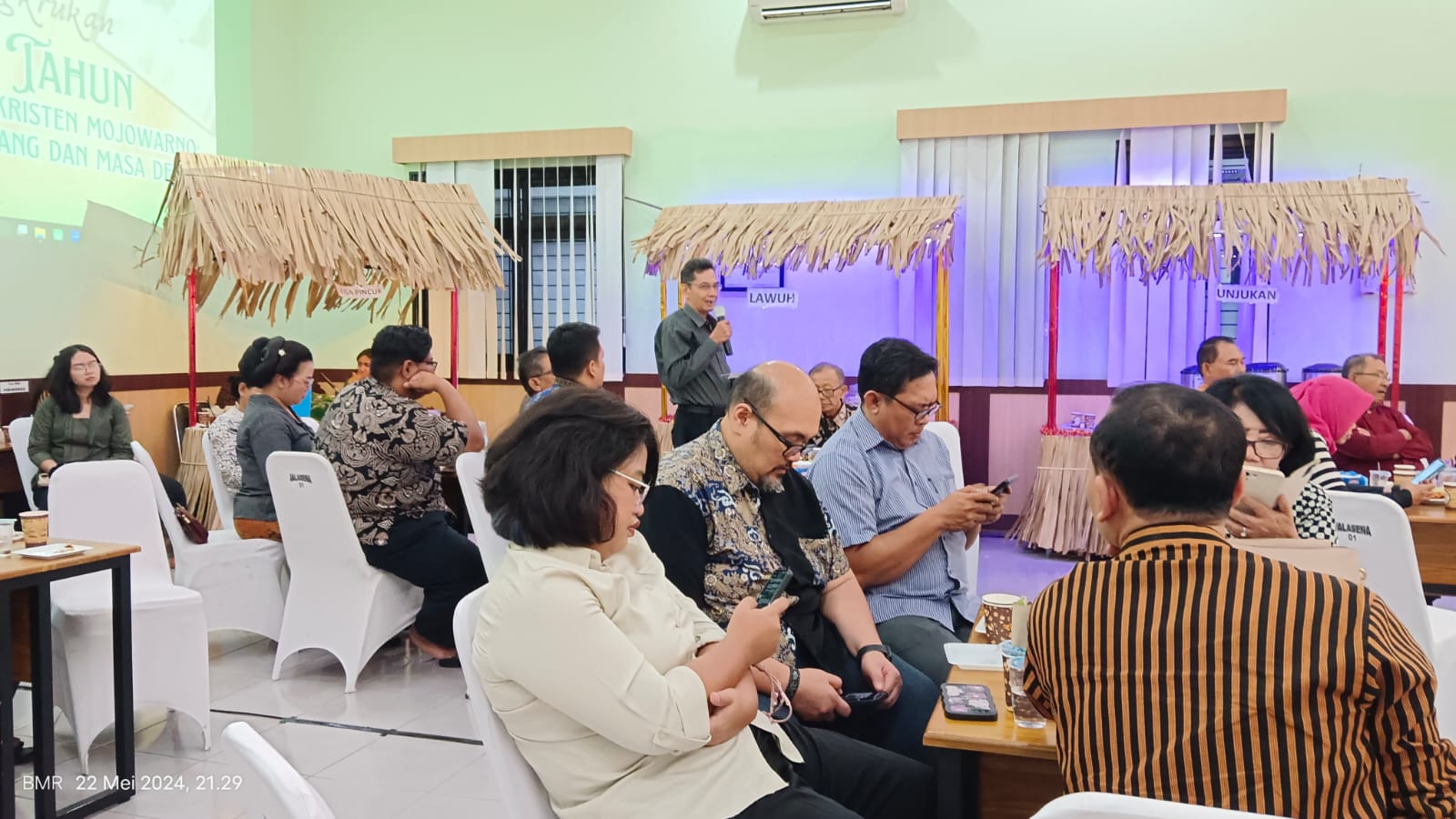 Foto: Salah satu peserta yang bertanya dan memberikan masukan untuk kemajuan RS Kristen Mojowarno kedepannya.