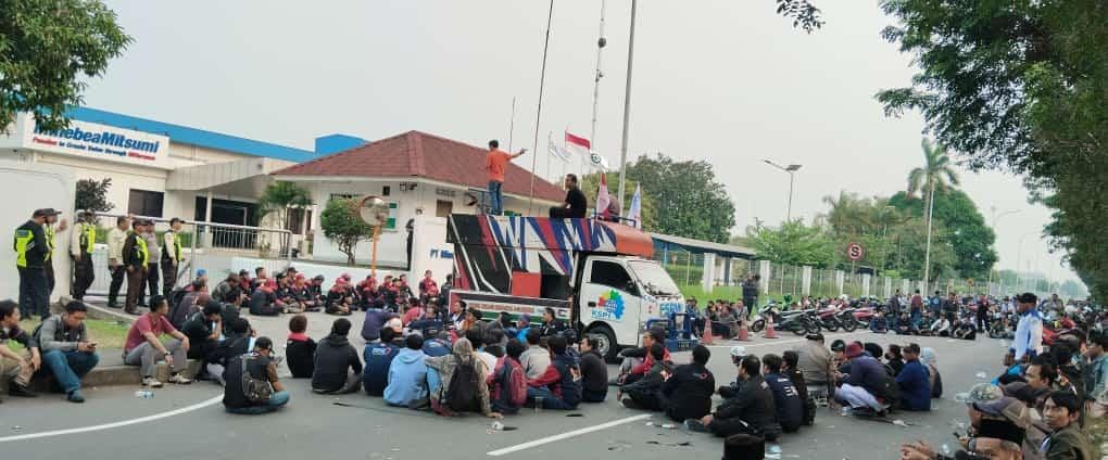Foto: Para buruh berkumpul di depan pintu gerbang PT Minebea.