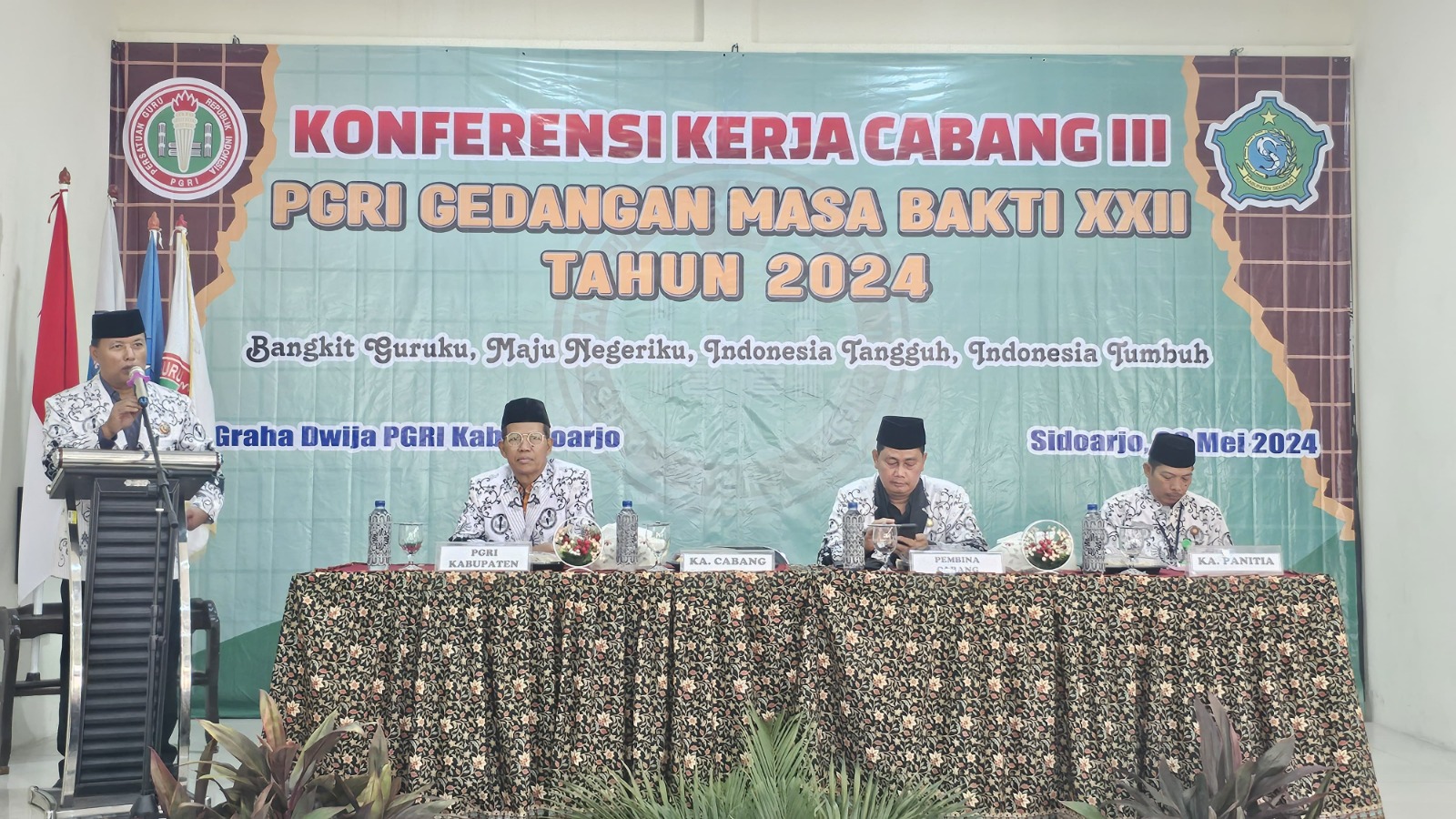 Foto: Ketua PGRI Cabang Gedangan Amansari saat menyampaikan pesannya di KONKERCAB III di Deltra Graha Dwija Sidoarjo.