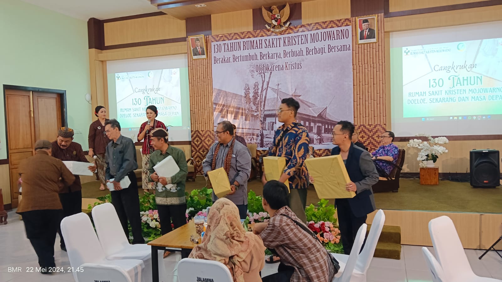 Foto: Pembagian doorprize kepada peserta cangkrukan yang beruntung.