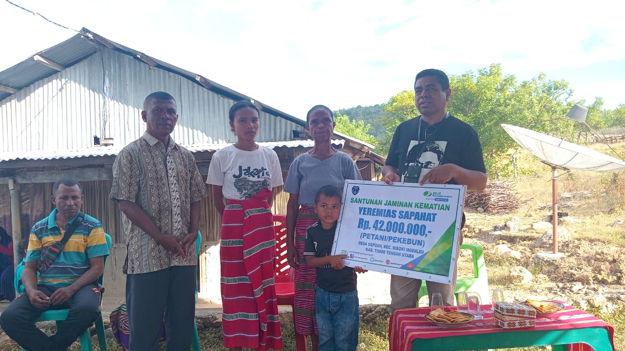 Foto: Penyerahan santunan oleh Kepala Kantor BPJS Ketenagakerjaan Perisai Timor Bumi Lestari Kefamenanu kepada Ahli Waris Wihelmina Abuk.