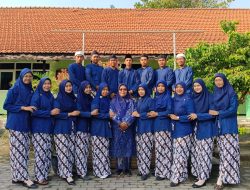 UNIK, GURU PETUGAS UPACARA DI SDN TANJUNGSARI 1 TAMAN SIDOARJO BERPAKAIAN ADAT ALA ERA KOLONIAL