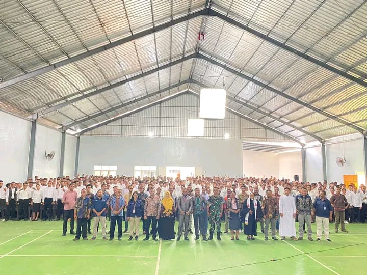 Foto: Ketua KPU TTU, Petrus Uskono dan para Kasubag Sekretariat staf KPU TTU bersama Ketua dan Anggota Bawaslu TTU, Perwakilan Dandim Kodim 1618 TTU, pihak Rohaniwan, serta ke-579 anggota PPS se-Kab TTU.